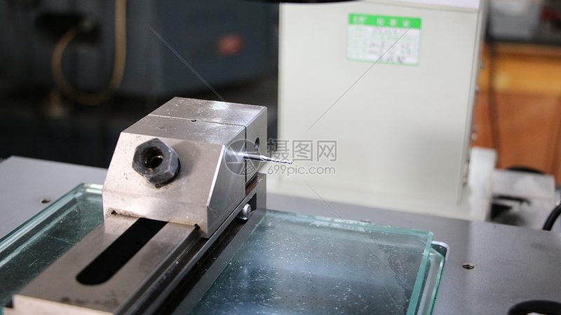 数控车床与普通车床：加工精度之较量